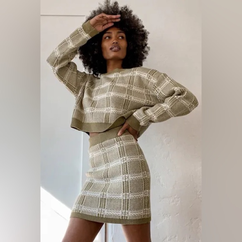 Lulus sweater and skirt set- swipe to see bottoms